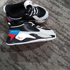 Puma Black and White Sneakers Sleek Modern Design